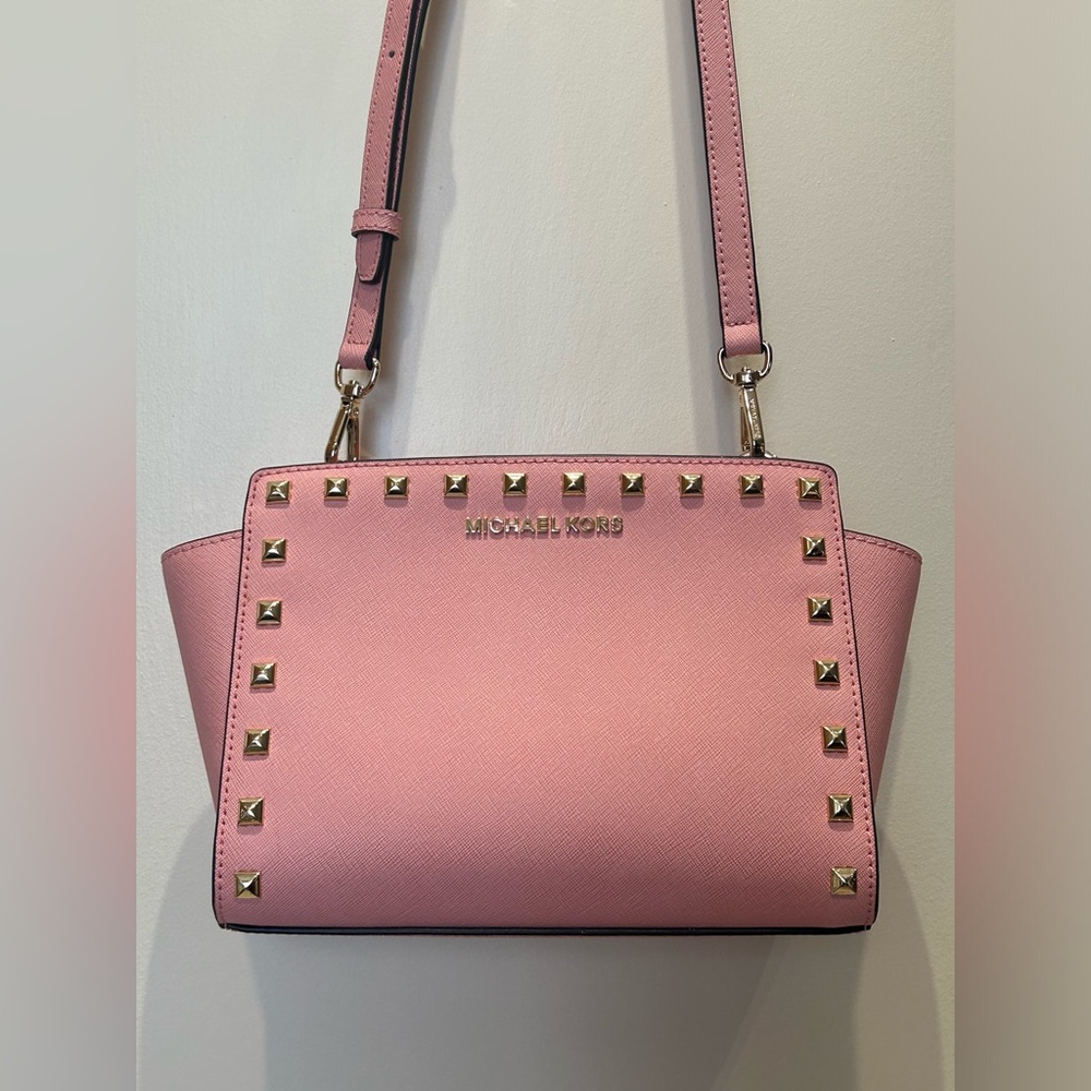 MICHAEL KORS SELMA MEDIUM STUDDED SAFFIANO MESSENGER CROSSBODY PINK & GOLD